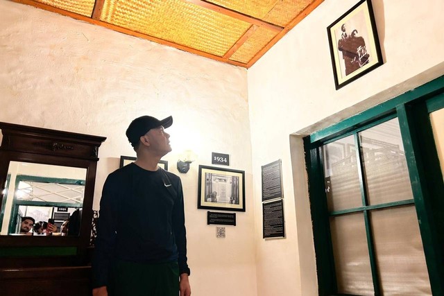 Gubernur Jateng Ganjar Pranowo mengunjungi rumah kelahiran Bung Karno di Jalan Pandean IV No 40 Peneleh, Genteng, Surabaya, Sabtu (18/2/2023). Foto: Dok. Istimewa