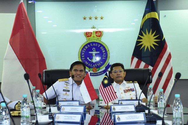 Kasal Laksamana TNI Muhammad Ali saat kunjungan ke Panglima Angkatan Tentera Malaysia, Jenderal Tan Sri Effendi Buang TUDM dan Panglima Tentera Laut Malaysia Laksamana Datuk Abdul Rahman Bin Ayob, Jumat (17/2/2023). Foto: Dispen AL