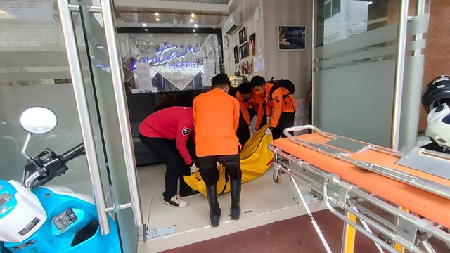 Seorang pria berinisial YS (44) asal Jakarta Barat ditemukan meninggal dunia di kamar Hotel Intan, Jalan Pasar Turi Komplek Ruko Sinar Galaxy, Surabaya pada Sabtu (18/2/2023). Foto: BPBD Surabaya