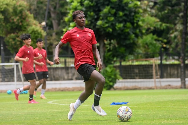 Pesepak bola Timnas Indonesia U-20 Hugo Samir (kanan) menggiring bola saat mengikuti latihan di Lapangan A, Kompleks Gelora Bung Karno, Senayan, Jakarta, Sabtu (18/2/2023). Foto: Indrianto Eko Suwarso/Antara Foto