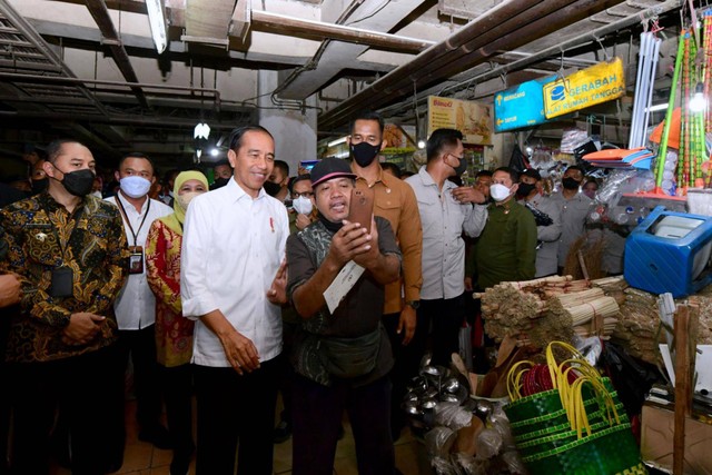 Presiden Jokowi saat mengunjungi Pasar Wonokromo, di Kota Surabaya, Jawa Timur, Sabtu (18/2/2023). Foto: Muchlis Jr/Biro Pers Sekretariat Presiden