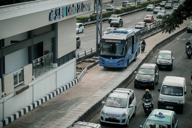 Bus TransJakarta berhenti di Halte Cikoko Stasiun Cawang, Jakarta, Sabtu (18/2/2023). Foto: Jamal Ramadhan/kumparan