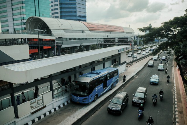 Bus TransJakarta berhenti di Halte Cikoko Stasiun Cawang, Jakarta, Sabtu (18/2/2023). Foto: Jamal Ramadhan/kumparan
