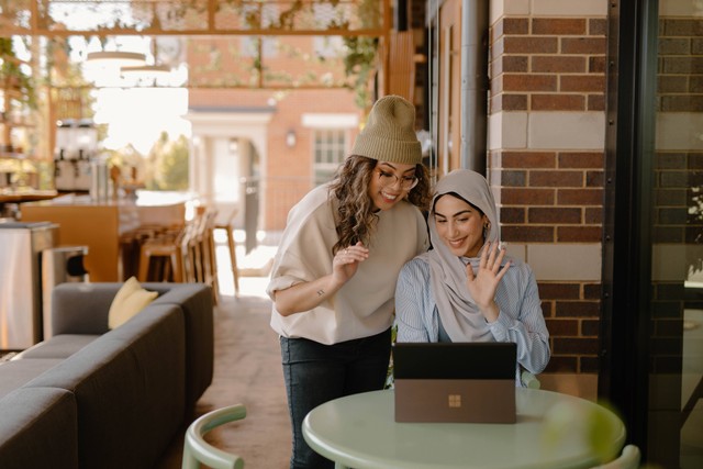 Ilustrasi Kata-Kata Wanita Cerdas Penuh Semangat. Foto: Unsplash/Microsoft 365.