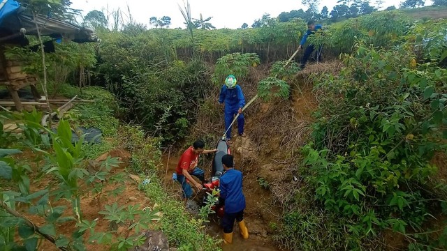 Petugas mengevakuasi pemotor asal Jakarta yang terjun ke jurang di Sentul, Bogor, Jawa Barat, Sabtu (18/2/2023). Foto: Dok. Istimewa