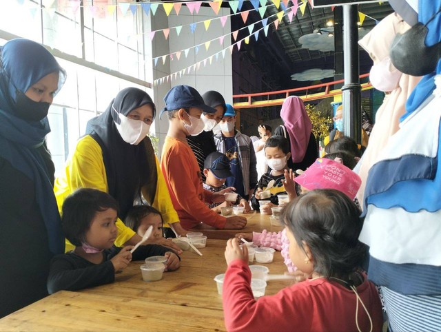 Orang tua dan anak sedang belajar mwmbuat masker untuk melatih motorik, Sabtu (18/2/2023). Foto: Maria Wulan/Tugu Jogja