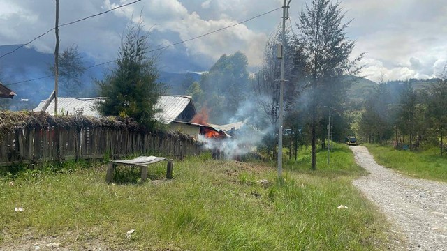 Rumah warga yang dibakar KKB di Kampung Kago Distrik Ilaga Kabupaten Puncak, Papua Tengah. Foto: Polda Papua