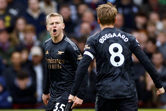 Pemain Arsenal Oleksandr Zinchenko merayakan gol kedua mereka saat hadapi Aston Villa di Stadion Villa Park, Birmingham, Inggris, Sabtu (18/2/2023). Foto: Action Images via Reuters/John Sibley