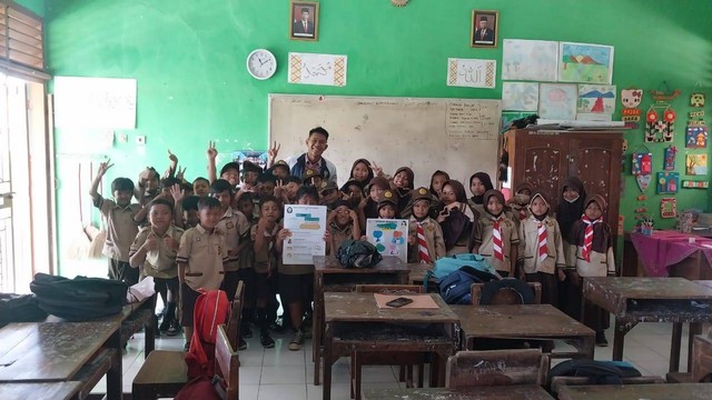 Foto bersama siswa kelas 3 SDN 3 Harjosari Lor. Sumber: Tim Dokumentasi KKN Undip Desa Harjosari Lor 