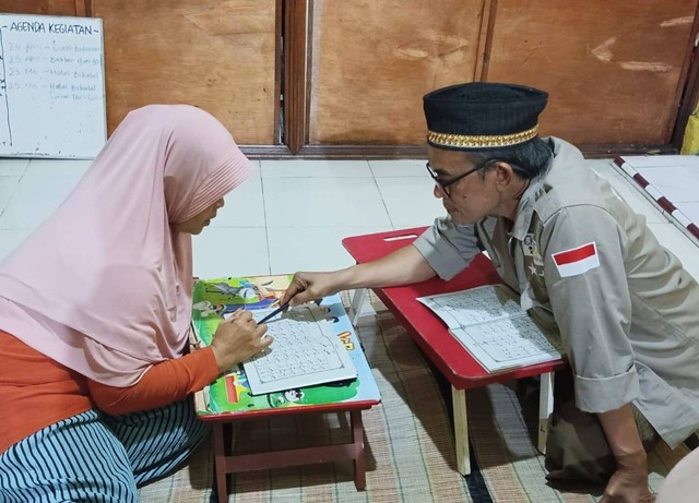 Kelas melek Al Quran kaum ibu di Taman Bacaan Lentera Pustaka