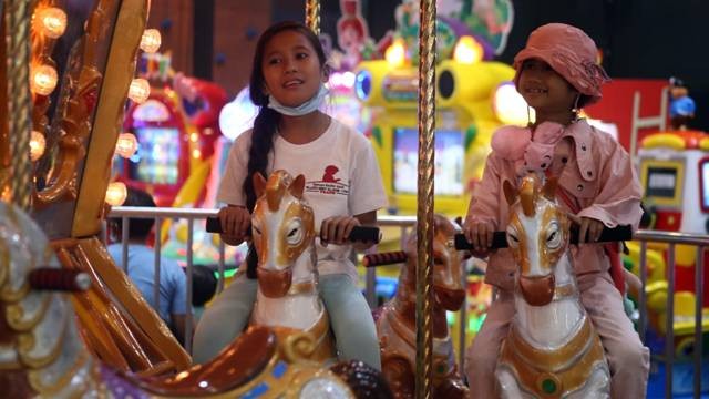 Anak penderita kanker bermain bersama dalam rangka peringatan Hari Kanker Sedunia yang dilaksanakan Yayasan Kanker Anak Pejuang Hebat (YKAPH) Sulawesi Utara (Sulut)