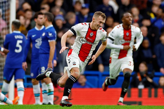 Pemain Southampton James Ward-Prowse merayakan gol pertamanya saat hadapi Chelsea di Stadion Stamford Bridge, London, Inggris, Sabtu (18/2/2023). Foto: Action Images via Reuters/Andrew Boyers