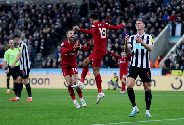 Selebrasi Cody Gakpo usai mencetak gol untuk Liverpool ke gawang Newcastle United di Stadion St. James' Park dalam lanjutan Liga Inggris 2022/23, Minggu (19/2). Foto: Lee Smith/Reuters