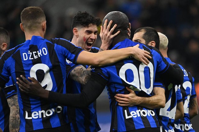 Pemain Inter Milan merayakan gol Romelu Lukaku ke gawang Udinese di Stadion San Siro dalam pertandingan Liga Italia 2022/23, Minggu (19/2). Foto: Andreas SOLARO / AFP