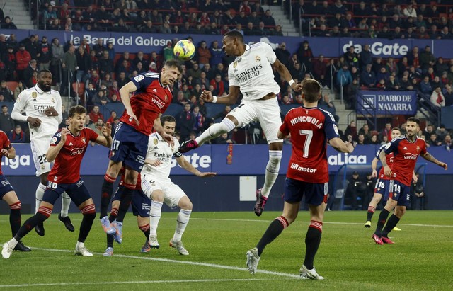 David Alaba beraksi di laga Osasuna vs Real Madrid dalam lanjutan Liga Spanyol 2022/23 di Stadion El Sadar, Minggu (19/2) Foto: Vincent West/Reuters