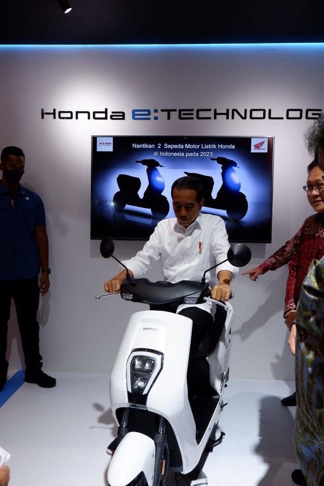 Momen Presiden Joko Widodo (Jokowi) menaiki motor listrik Honda di IIMS 2023, Kamis 16 Februari 2023. Foto: Aditya Pratama Niagara/kumparan