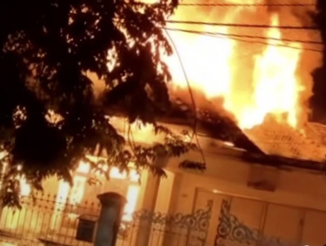 Rumah di Samping SPBU Kota Surabaya Terbakar Hebat