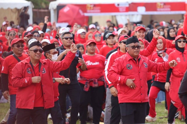 Politikus Teten Masduki (kiri) bersama Hasto Kristiyanto
 ikuti Apel Siaga PDIP di Alun-alun Kabupaten Lebak, Banten, Minggu (19/2). Foto: Dok. PDIP
