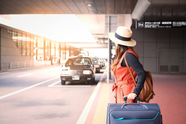 Ilustrasi wisatawan menunggu taksi di bandara Jepang. Foto: noina/Shutterstock