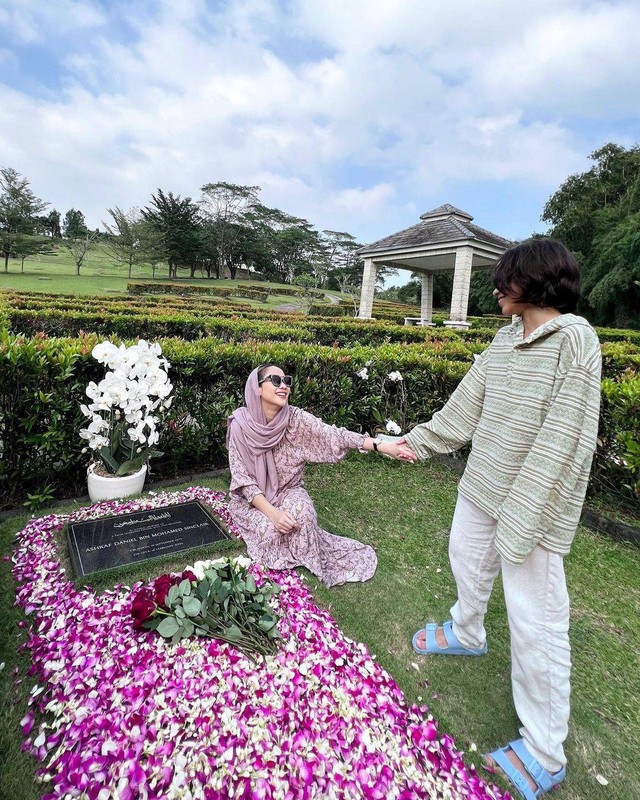 Bunga Citra Lestari ziarah ke makam Ashraf. Foto: Instagram / @bclsinclair