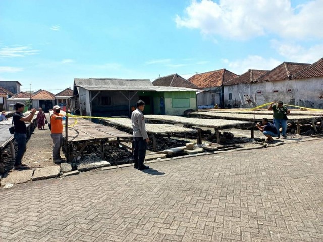 Bondet Meledak di Gudang Ikan Asin di Pasuruan, 2 Orang Luka-luka (8722)
