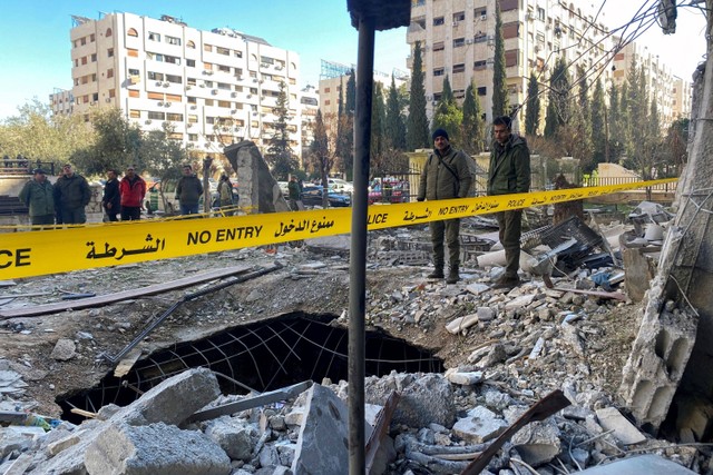 Kondisi bangunan rusak akibat serangan roket Israel di lingkungan Kafr Sousa, Damaskus tengah, Suriah. Foto: Firas Makdessi/REUTERS