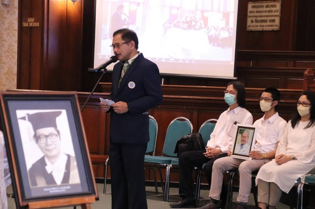 Upacara penghormatan terakhir Prof. Willy Maramis di Aula FK Unair, Minggu (19/2).