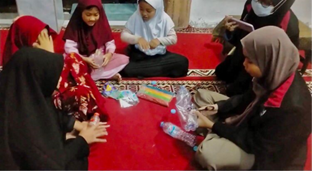 proses pelatihan barang bekas menjadi sebuah kerajinan bersama anak-anak panti asuhan darul jundi