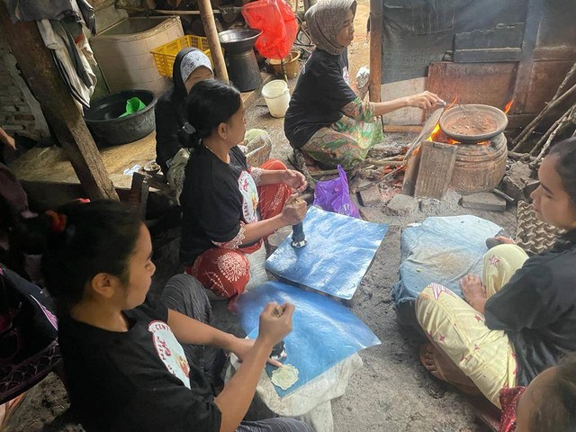 Workshop pembuatan keripik melinjo yang digelar Ganjar Milenial Center (GMC) Banten untuk pedagang dan pelaku UMKM di Pandeglang. Foto: Dok. Istimewa