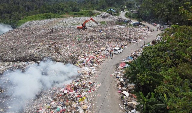 Tampak tumpukan sampah di TPA Jalan Makbon menutupi sebagian badan jalan yang menjadi ruas jalan nasional Sorong-Tambrauw, foto: Istimewa