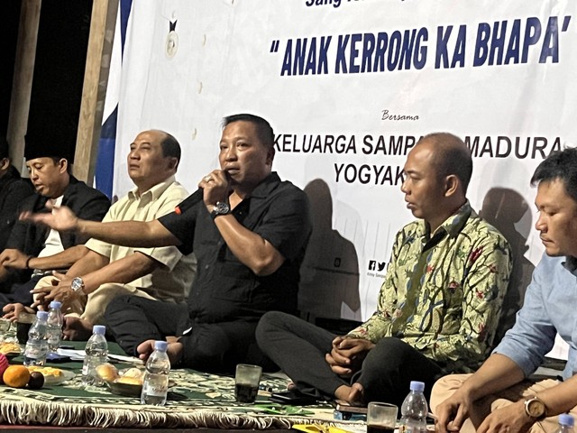 Bupati Kabupatan Sampang, Madura, Slamet Junaidi saat berbicara di sarasehan Keluarga Sampang Madura di Yogyakarta, Sabtu (18/2). Foto: ESP