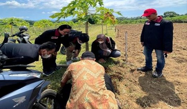 Kami Ikut Terjun langsung Ke Lahan Salah Satu Warga Desa Pamotan Kecamatan Dampit Kabupaten Malang (Dok. Pribadi)