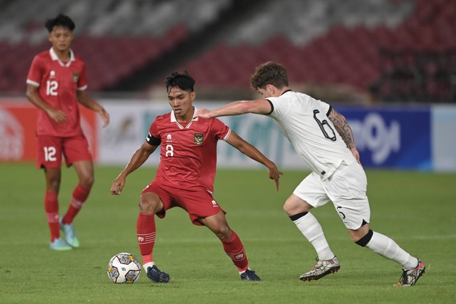 Pemain Timnas U-20 Arkhan Fikri berusaha melewati pemain Timnas U-20 Selandia Baru Fin Ngangiha Roa Conchie dalam pertandingan uji coba internasional U-20 di Stadion Utama Gelora Bung Karno (SUGBK), Senayan, Jakarta, Minggu (19/2/2023). Foto: Aditya Pradana Putra/ANTARA FOTO