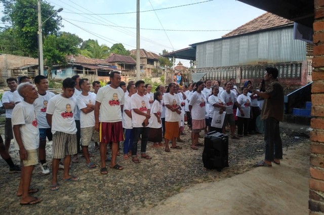 Kegiatan training public speaking yang digelar Orang Muda Ganjar (OMG) Sumatera Selatan yang diikuti pemuda hingga petani di Desa Kota Baru, Kecamatan Penukal Utara, Kabupaten Penukal Abab Lematang Ilir (Pali), Minggu (19/2). Foto: Dok. Istimewa