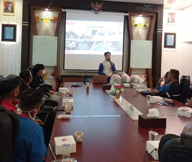 Instruktur Safety Riding Astra Motor Kalimantan Barat sedang menjelaskan Awareness ketika berkendara. Foto: Dok. Astra Kalbar