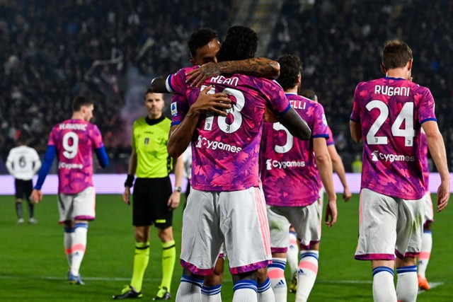 Bek Juventus Danilo merangkul Moise Kean setelah Kean membuka skor saat pertandingan melawan Spezia di stadion Alberto-Picco di La Spezia. Foto: Andreas Solaro/AFP