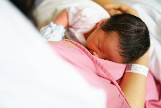 Ilustrasi bayi yang menyusui. Foto: Chatchai.wa/Shutterstock