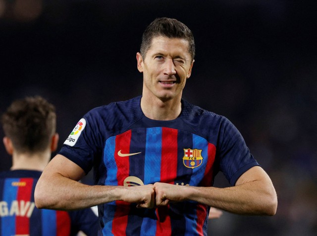 Robert Lewandowski dari FC Barcelona merayakan gol kedua mereka saat melawan Cadiz di Camp Nou, Barcelona, Spanyol. Foto: Albert Gea/Reuters