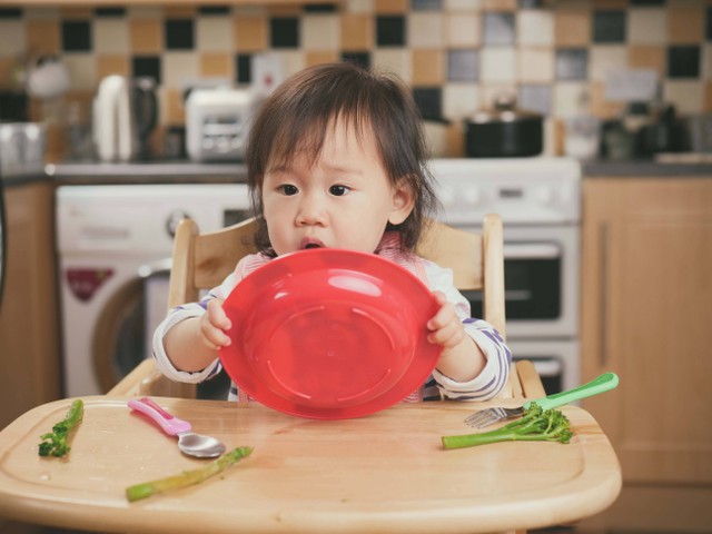 Ilustrasi balita membuang-buang makanan. Foto: Mcimage/shutterstock