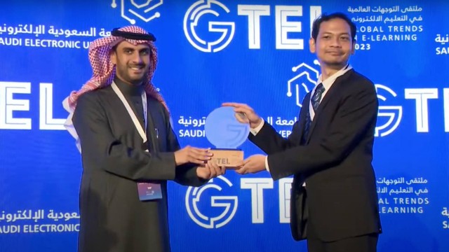 Dosen UII Ahmad Munasir Rafie Pratama setelah menjadi panelis di forum GTEL 2023 di Riyadh, Arab Saud, menerima tanda penghargaan. Foto: dok. SaudiEUniversity