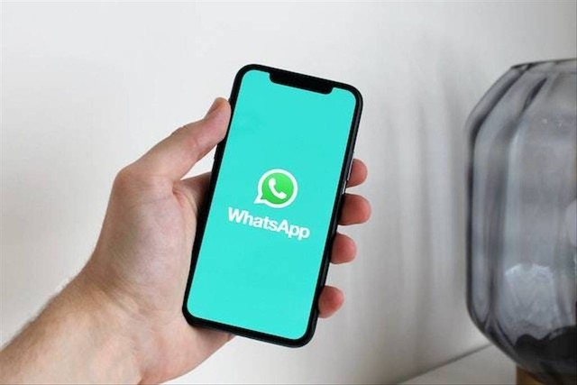 Ilustrasi cara mengembalikan WhatsApp ke versi lama. Foto: Pexels.com/Anton