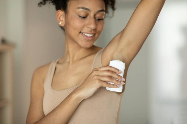 Ilustrasi seseorang menggunakan deodorant untuk kulit sensitif. Foto: Shutterstock.com