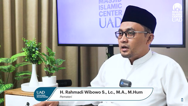 H. Rahmadi Wibowo S., Lc., M.A., M.Hum. pemateri kajian di Masjid Islamic Center UAD (Foto: Catur)