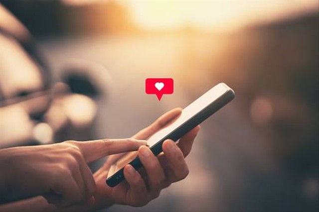 Ilustrasi memberi respons berupa like pada postingan Instagram. Foto: Unsplash.com