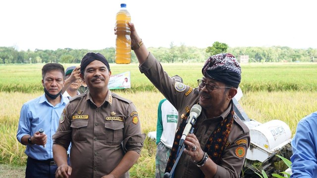 Pembuatan Biosaka oleh Menteri Pertanian bersama Dirjen Tanaman Pangan Kementan (foto pribadi)