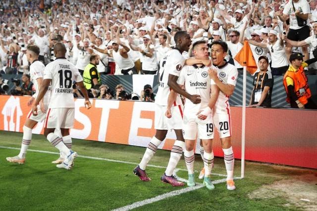 Selebrasi pemain Eintracht Frankfurt Rafael Santos Borre usai mencetak gol ke gawang Rangers pada pertandingan final Liga Europa di Stadion Ramon Sanchez Pizjuan, Seville, Spanyol.Foto: Matthew Childs/REUTERS