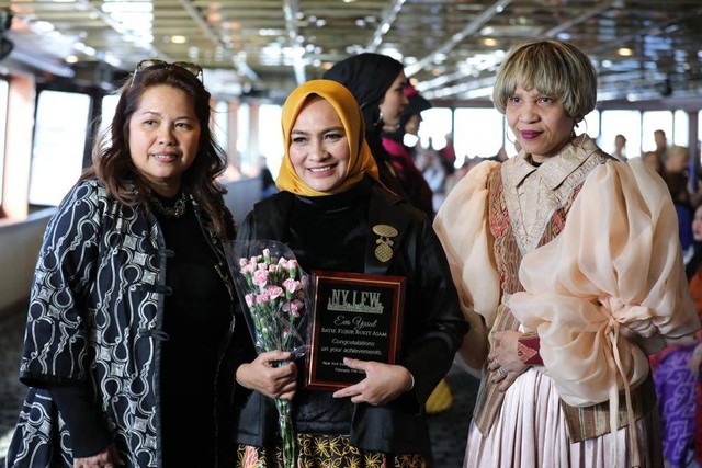 Batik Kujur khas Muara Enim tampil di New York Indonesia Fashion Week yang diselenggarakan pada 11 Februari 2023 di Pier 36 Cruise Ship 299, South Street New York, Amerika Serikat (AS). Foto: PT Bukit Asam 