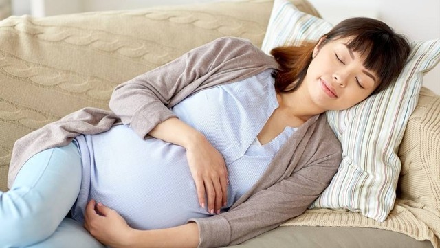Ilustrasi ibu hamil yang tidur dengan posisi tidur agar bayi cepat masuk panggul. Foto: Shutterstock.com
