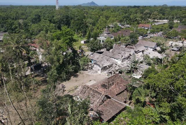 Foto udara sejumlah rumah rusak berat dampak ledakan diduga bubuk mesiu bahan baku petasan di Desa Karangbendo Kecamatan Ponggok, Blitar, Jawa Timur, Senin (20/2/2023). Foto: Humas Polres Blitar Kota/Antara Foto