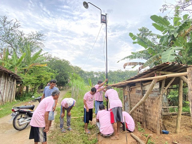 Bantuan penerangan jalan yang diberikan Srikandi Ganjar Jawa Tengah untuk masyarakat di Desa Srikaton, Kecamatan Jaken, Kabupaten Pati, Senin (20/1). Foto: Dok. Istimewa